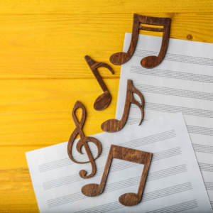 Notes de musique disposées sur une feuille, représentant l'écriture de paroles d'une chanson chretienne Gospel pour la Gloire de Dieu