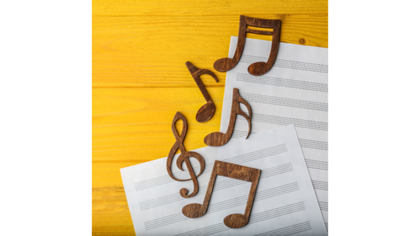Notes de musique disposées sur une feuille, représentant l'écriture de paroles d'une chanson chretienne Gospel pour la Gloire de Dieu
